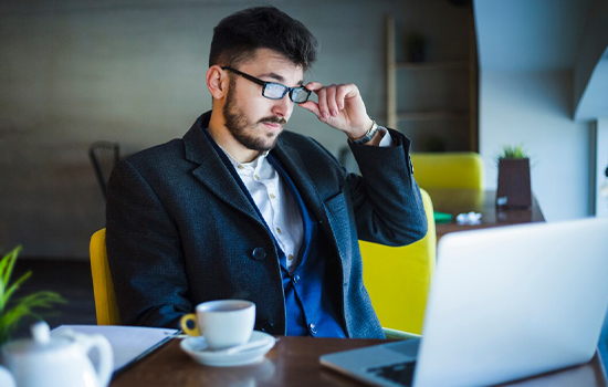 lifestyle-businessman_23-2148102495